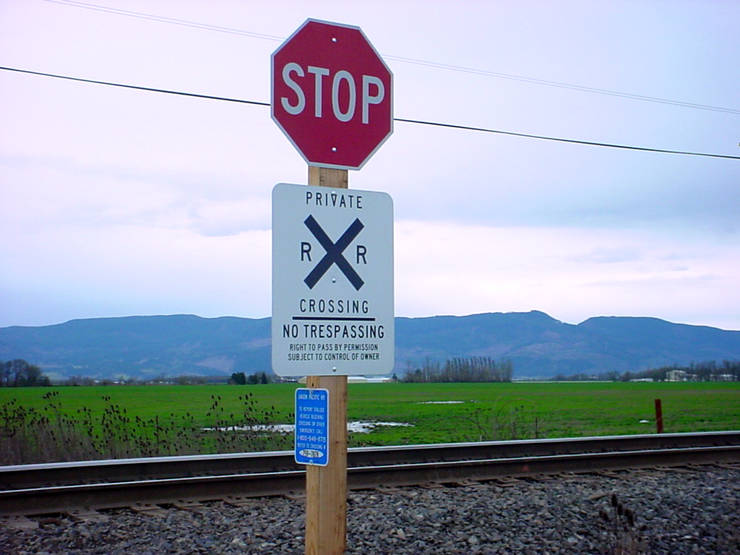 Photo of sign at railroad crossing