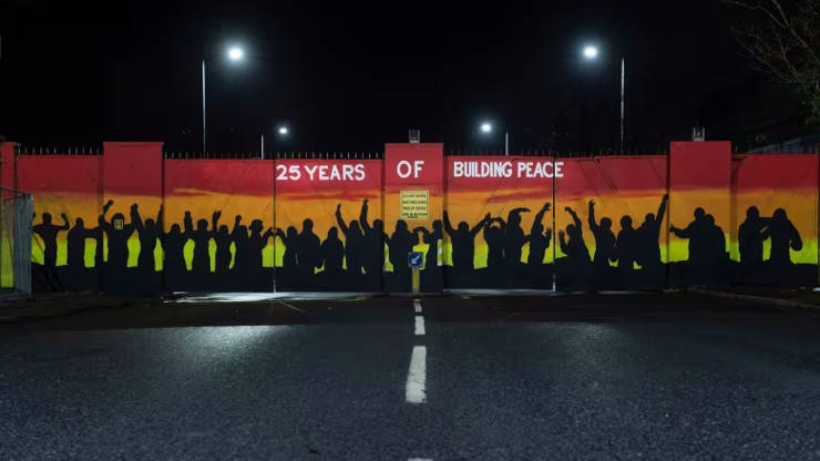 A new mural painted on a section of Belfast's 'peace walls'. It's been 25 years since the Good Friday Agreement largely ended the Troubles. (Charles McQuillan/Getty Images)